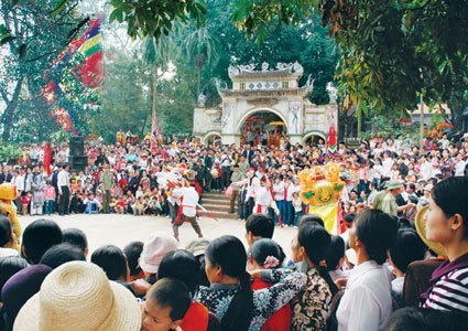 Múa lân trong ngày hội Tản Viên ở Đền Hạ thuộc Khu di tích lịch sử đền thờ Tản Viên Sơn Thánh