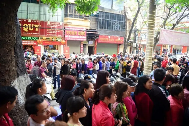 Vàng miếng và linh vật mạ vàng được trưng bày bán trong ngày vía Thần Tài mùng 10 tháng Giêng