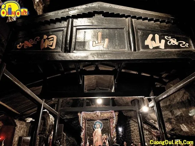 Thạch Động Hà Tiên sừng sững, khối đá vôi khổng lồ gắn liền với sự tích Thạch Sanh và mười cảnh đẹp cổ xưa