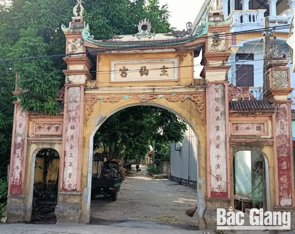 Cổng tam quan cổ kính của Đền Bà Chúa Kho