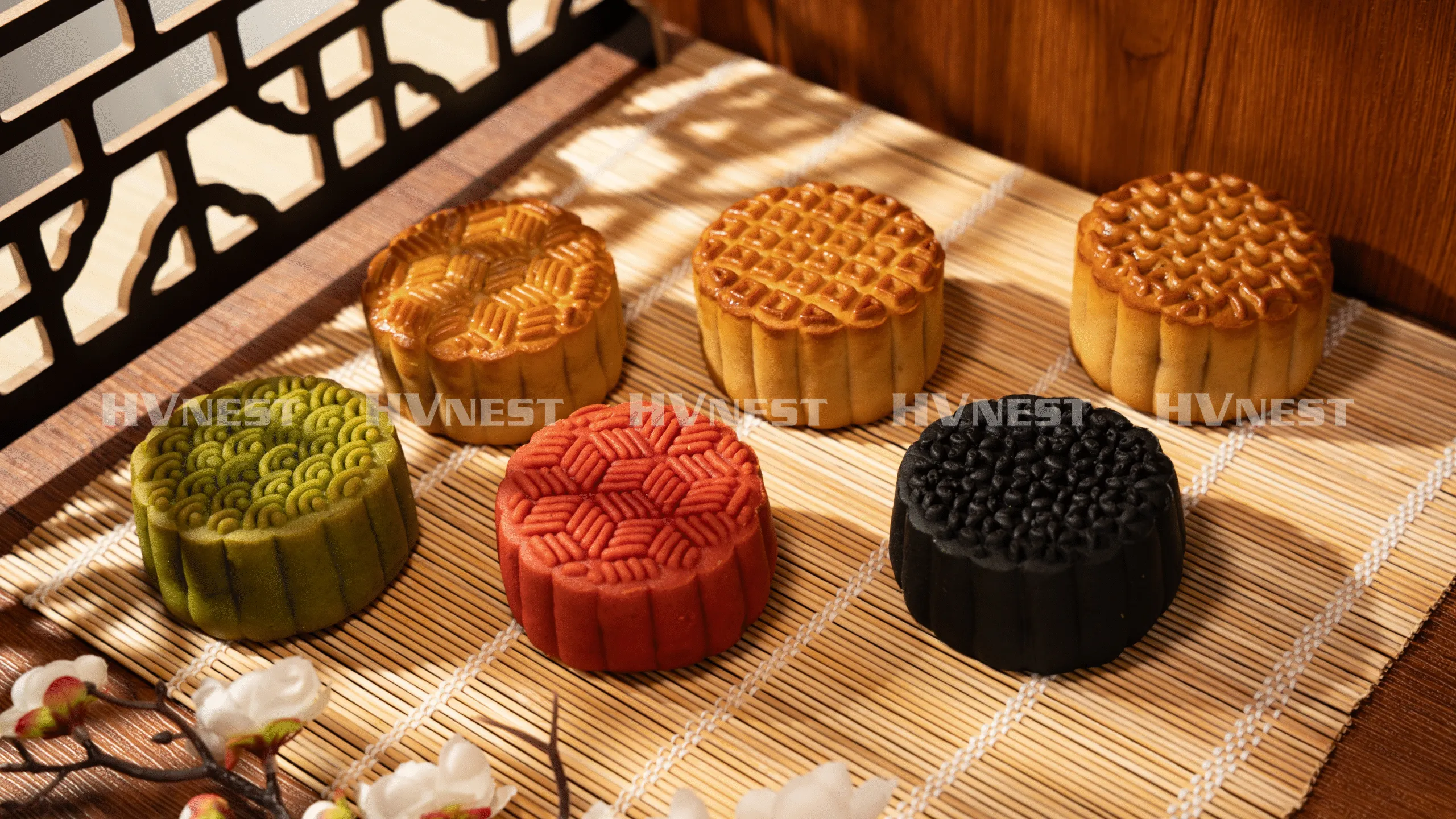 Hộp quà truyền thống đựng bánh ít lá gai, thể hiện sự sang trọng và lòng hiếu khách trong các dịp lễ Tết