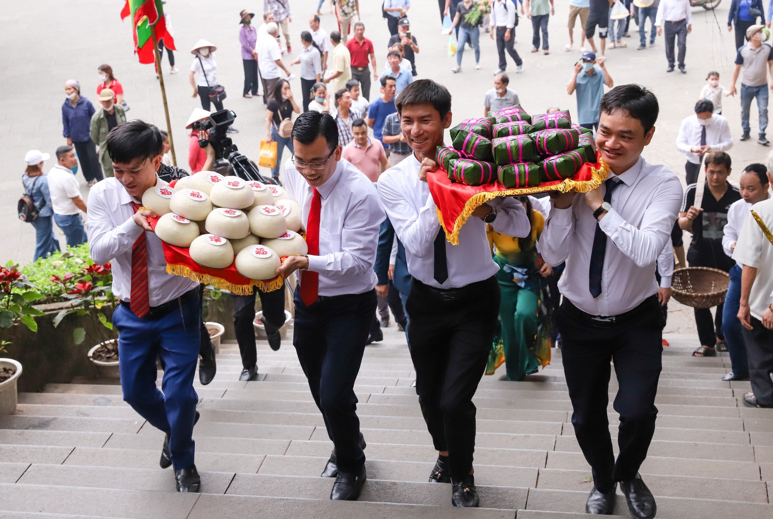 Sự Tích Vua Hùng Vương: Câu Chuyện Truyền Ngôi và Ý Nghĩa Bánh Chưng Bánh Dày