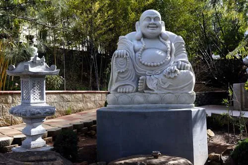 Tượng Bố Đại Hòa Thượng (Phật Di Lặc) mập mạp, bụng lớn, tay cầm gậy và túi vải, hình ảnh đại diện cho sự ứng hóa của Bồ Tát Từ Thị trong dân gian.