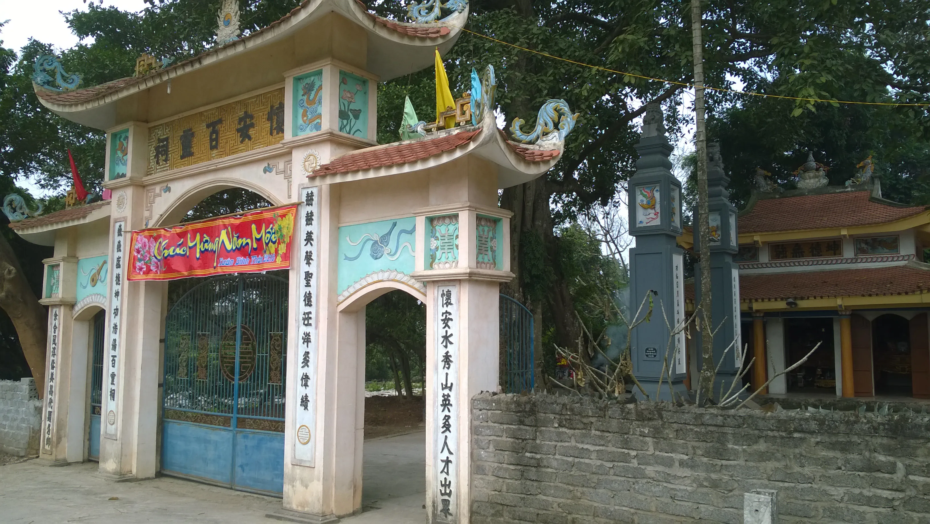 Khung cảnh linh thiêng của đền thờ cổ kính gắn liền với các vị thần trong Tứ Bất Tử và lễ hội Chử Đồng Tử