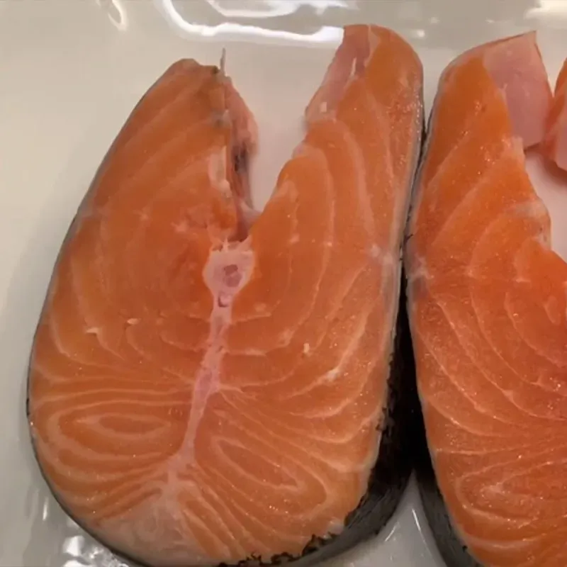 Miếng cá hồi phi lê và các loại rau củ đã được sơ chế sạch sẽ, sẵn sàng cho món canh