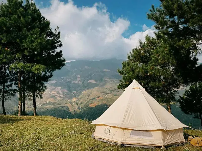 cắm trại thư giãn bên bờ hồ, xu hướng nghỉ dưỡng an toàn được ưu tiên trong tháng 7 âm lịch