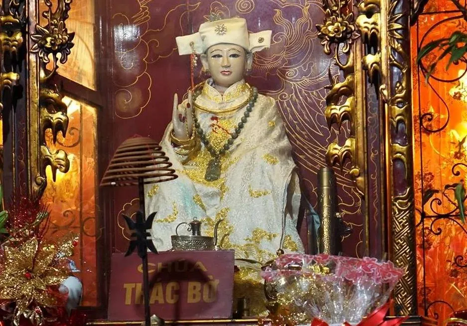 Bức tượng miêu tả Bà Chúa Thác Bờ Đinh Thị Vân, người con gái Mường có công giúp Vua Lê Lợi dẹp giặc ngoại xâm