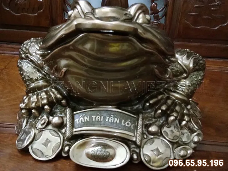 Thiềm Thừ bằng đồng với ba chân đặc trưng, miệng ngậm đồng tiền chiêu tài