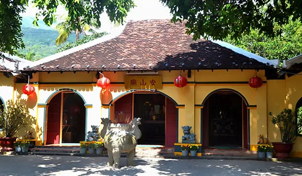 Miếu Bà Phi Yến tại Côn Đảo, nơi thờ cúng Bà Lê Thị Răm, người phụ nữ trung trinh tiết liệt trong sự tích đau thương dưới thời Nguyễn Ánh