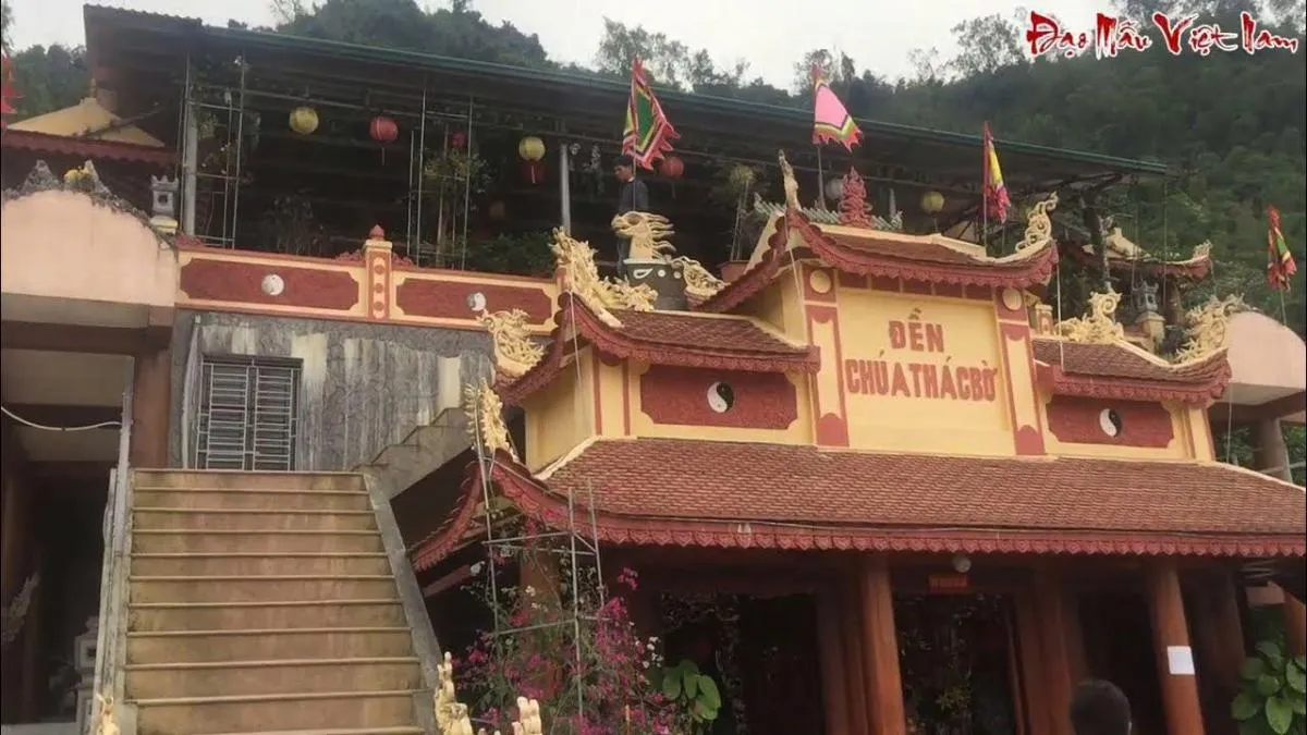 Đền Chúa Thác Bờ linh thiêng nhìn ra lòng hồ Sông Đà, Hòa Bình