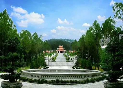 Đền thờ Phật Hoàng Trần Nhân Tông được xây dựng tại khu vực núi Ngũ Phong, thành phố Huế