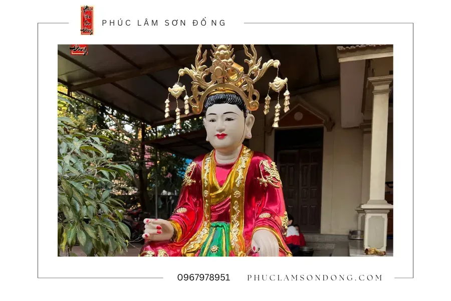 Tượng Mẫu Cửu Trùng Thiên Thanh Vân Công Chúa ngự trên chín tầng trời, biểu tượng cho quyền năng tối cao trong Đạo Mẫu Việt Nam