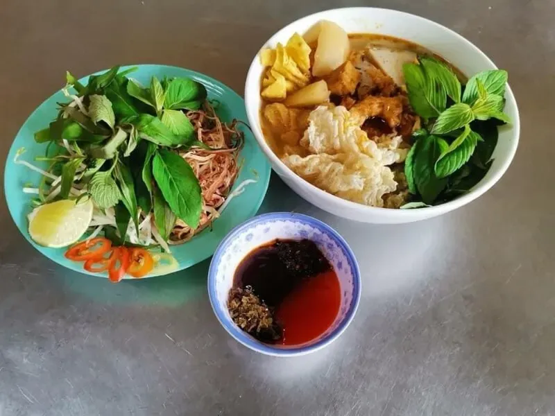 Bữa cơm chay dồi dào dinh dưỡng, chuẩn bị cho hành trình khám phá Chùa Mahatup (Chùa Dơi)