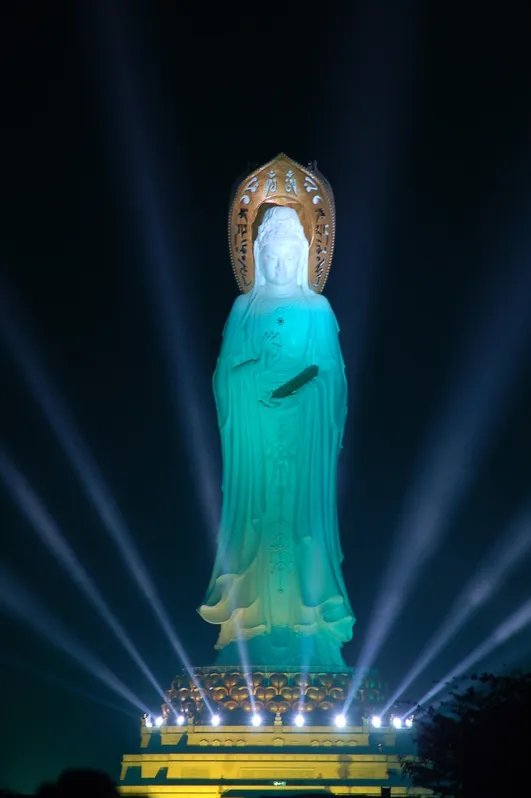 Tượng Phật Bà Quan Âm đội mũ Tỳ Lư, nét mặt từ bi, thể hiện sự bao dung và nhẫn nhục của Thị Kính