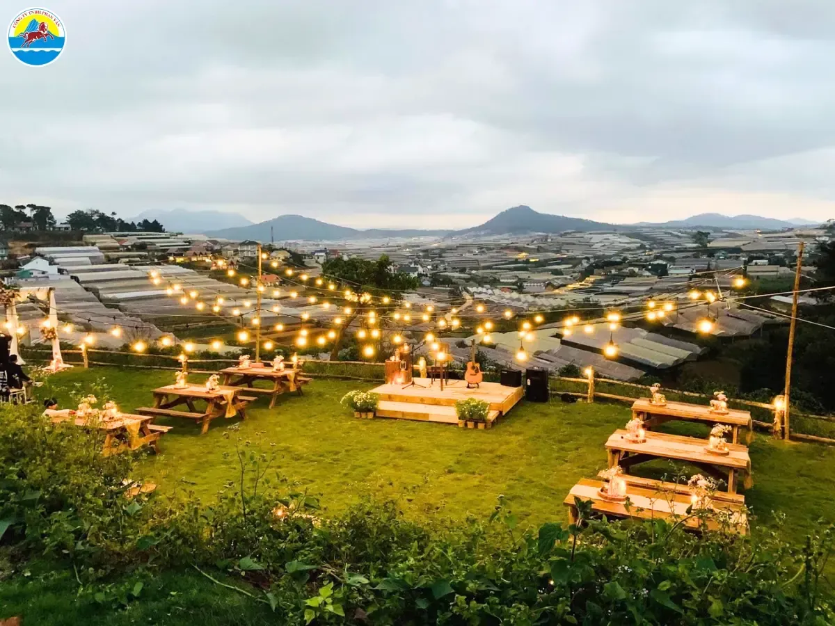 Bối cảnh núi rừng huyền bí nơi lưu truyền sự tích khỉ đích đỏ, ẩn hiện trong màn sương mờ ảo