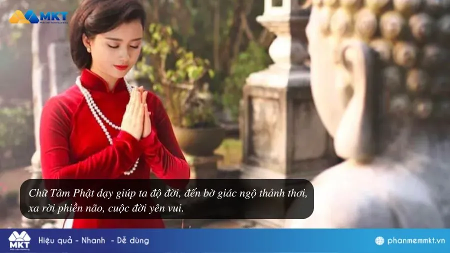 Bàn tay chắp lại thành kính cầu nguyện tại chùa, thể hiện lòng tâm từ bi và khát vọng phước lành trong năm mới.