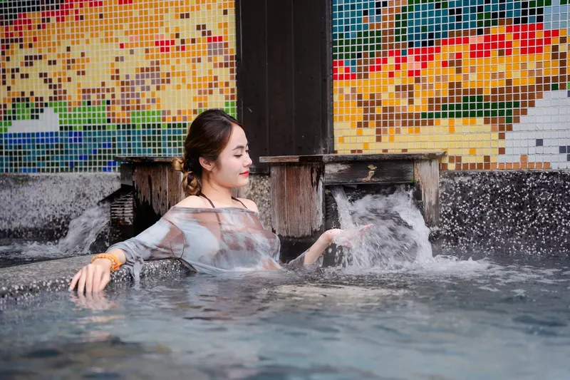hồ khoáng nóng onsen ngoài trời, địa điểm nghỉ dưỡng chữa lành trong tháng cô hồn