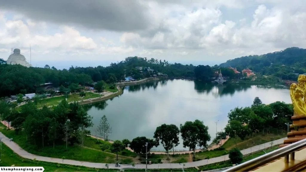 Hồ Thủy Liêm trong xanh, địa danh gắn liền với sự tích vua Gia Long rút kiếm cầu nguyện tại Thiên Cấm Sơn, An Giang.