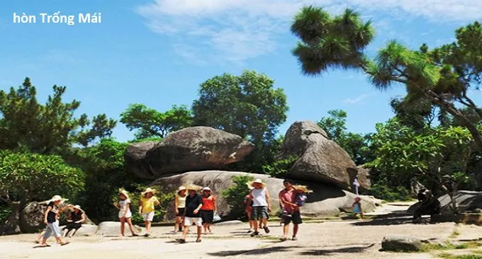 Hình ảnh Hòn Trống Mái Sầm Sơn với hai tảng đá lớn nhỏ tượng trưng cho tình yêu thủy chung của đôi lứa