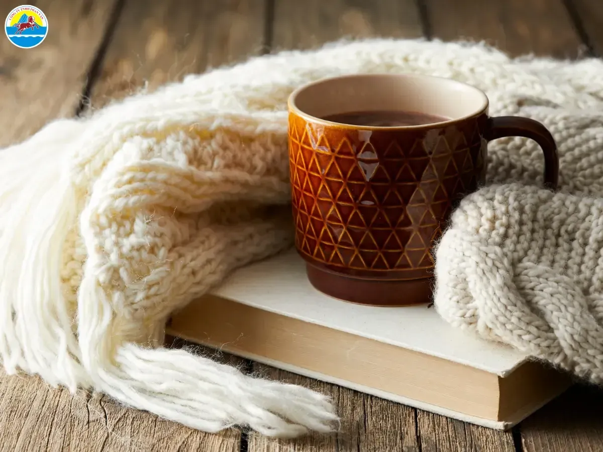 Hình ảnh tượng trưng cho sắc đỏ rực rỡ và dấu ấn không phai của khỉ đích đỏ trong các câu chuyện dân gian