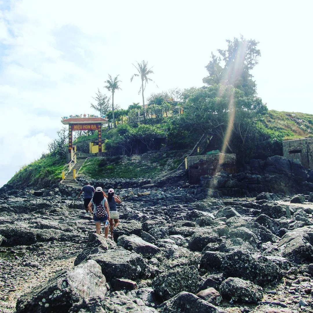 Địa điểm du lịch tâm linh Miếu Hòn Bà Vũng Tàu thu hút đông đảo du khách hành hương vào ngày thủy triều rút