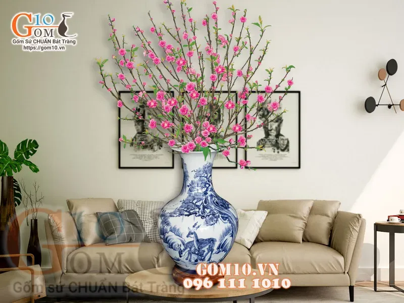 Tượng gốm sứ cổ truyền họa tiết Tùng Hươu, thể hiện sự trường tồn và kiên trì, liên kết với hình ảnh con Dã Tràng trong văn hóa dân gian Việt Nam