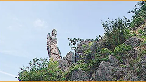 Bức tượng đá Nàng Tô Thị bế con trên núi ở Lạng Sơn, biểu tượng của Hòn Vọng Phu và lòng thủy chung son sắt