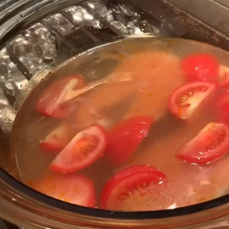 Quy trình nấu và vớt bọt canh chua đảm bảo nước dùng trong và loại bỏ mùi tanh của cá hồi