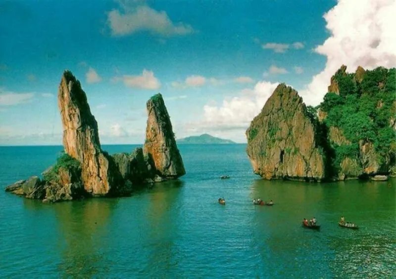 Danh thắng Hòn Phụ Tử Kiên Giang sừng sững giữa biển khơi, biểu tượng của sự tích hòn phụ tử và là "Vịnh Hạ Long" thu nhỏ