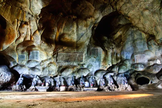 Thạch nhũ kỳ vĩ bên trong Chùa Hang (Hải Sơn Tự), nơi hang động thông ra khu vực Hòn Phụ Tử