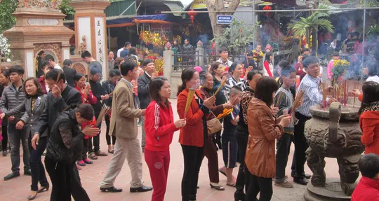 Lễ hội Quan Hoàng Mười diễn ra vào ngày 10 tháng 10 âm lịch hàng năm tại các đền thờ chính