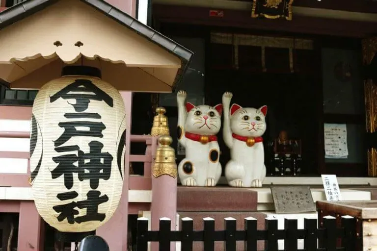 Mèo Thần Tài Maneki-Neko gốm sứ truyền thống biểu tượng cho sự tích chiêu tài lộc.