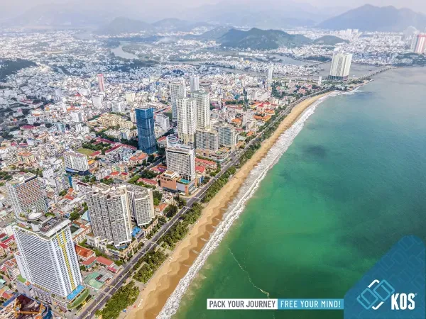 Bờ biển Nha Trang xanh biếc và rộng lớn, tượng trưng cho nguồn sức mạnh dồi dào có thể đạt được thông qua sự hợp tác và đoàn kết