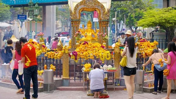 Tượng Thần Tứ Diện San Phra Phrom tại Thái Lan đại diện cho bốn đức tính Từ Bi Hỷ Xả