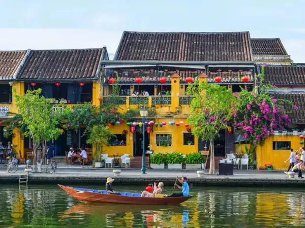 Phố cổ Hội An với kiến trúc cổ kính và những chiếc đèn lồng rực rỡ, nơi lưu giữ truyền thống gia đình và tình yêu thương qua nhiều thế hệ