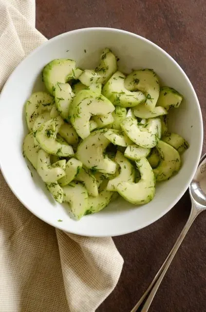 Toàn cảnh thiên nhiên Hương Sơn, nơi quần thể di tích Chùa Hương tọa lạc, nổi bật với vẻ đẹp tự nhiên và thanh tịnh