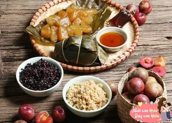 Các món ăn truyền thống trong nghi thức giết sâu bọ ngày mùng 5 tháng 5: cơm rượu nếp, bánh tro và hoa quả đầu mùa