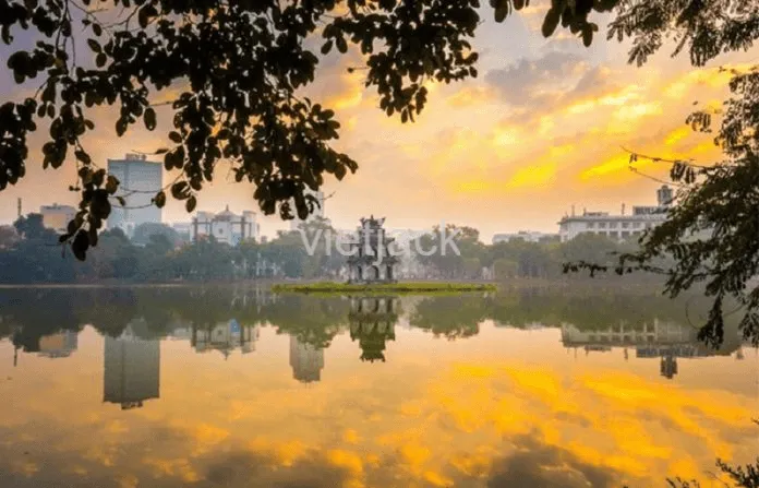 Truyền thuyết Vua Lê Lợi trả gươm báu cho Rùa Vàng tại Hồ Hoàn Kiếm, chi tiết quan trọng trong bài soạn Sự tích Hồ Gươm