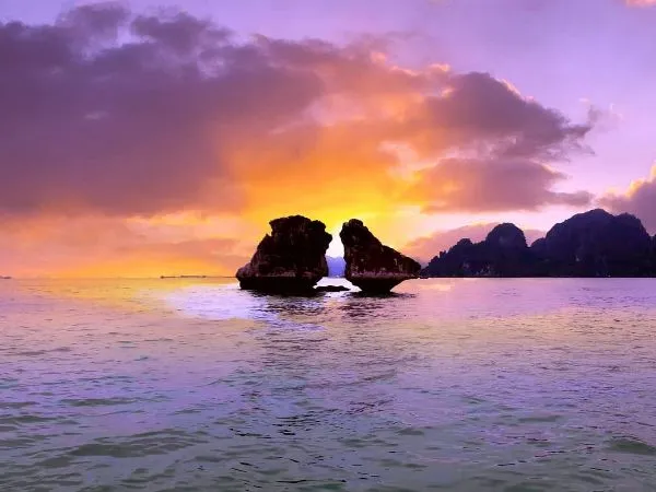 Cận cảnh Hòn Trống Mái (Hòn Gà Chọi) nổi tiếng, biểu tượng của sự tích hòn trống mái quảng ninh trên Vịnh Hạ Long