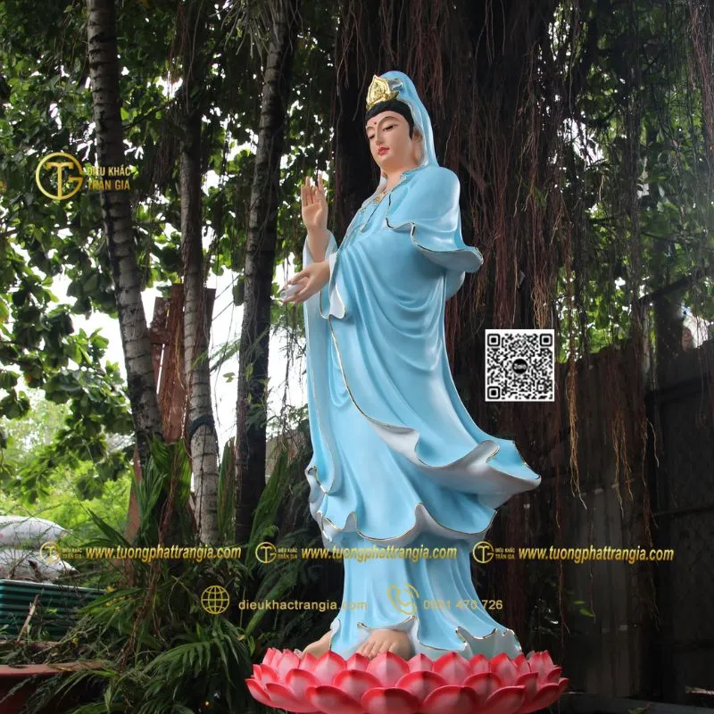 Tượng Mẹ Quan Âm Đông Hải lớn đứng trên đài sen, uy nghi giữa khung cảnh trời mây, biểu tượng cứu khổ nạn cho ngư dân