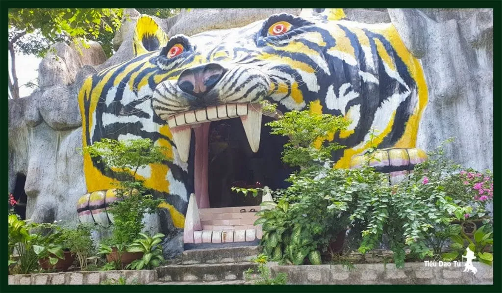 Điện thờ Sơn Thần nằm dọc theo lối đi lên núi Két, điểm dừng chân tâm linh của du khách