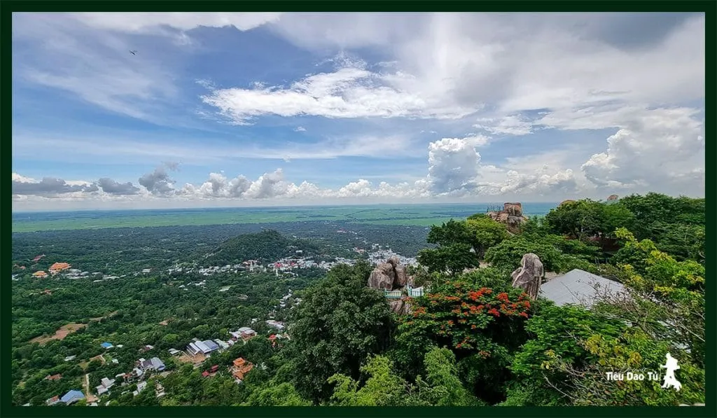 Quang cảnh hùng vĩ của vùng Thất Sơn An Giang nhìn từ đỉnh núi Ông Két