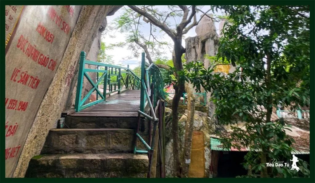 Những bậc thang đá vững chắc dẫn lên đỉnh núi Két, phục vụ du khách hành hương và leo núi