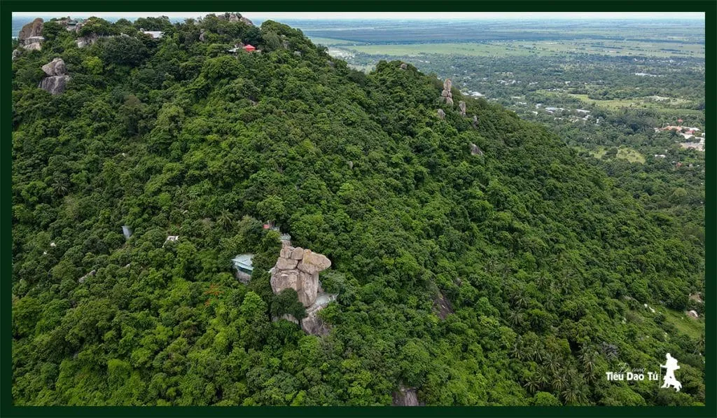 Toàn cảnh núi Ông Két (Anh Vũ Sơn) ở Tịnh Biên, nơi gắn liền với sự tích huyền bí