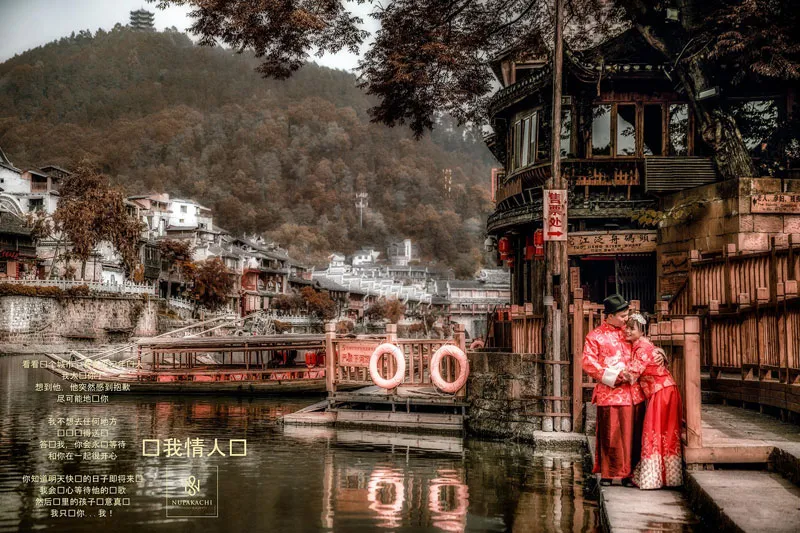 Toàn cảnh cổ trấn Phượng Hoàng bên bờ sông Đà Giang với những ngôi nhà sàn truyền thống