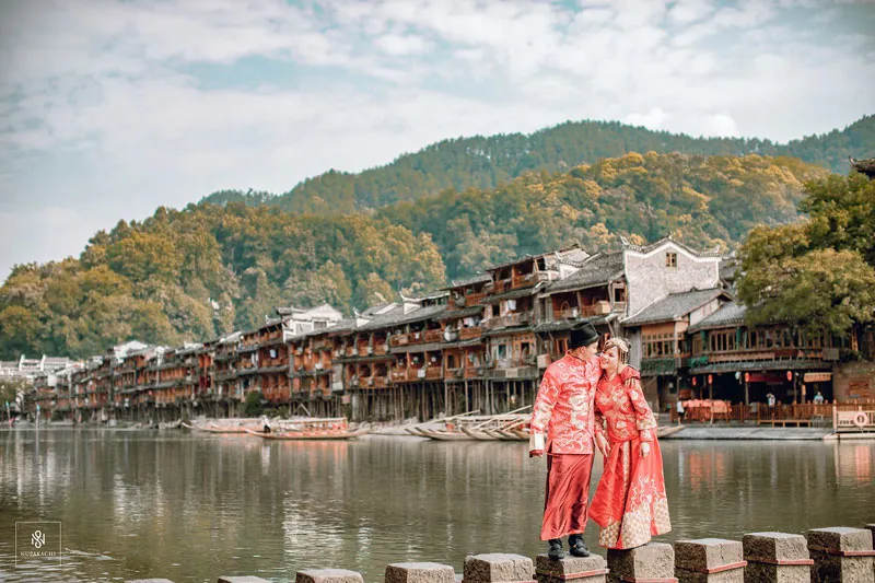 Khung cảnh sông Đà Giang uốn lượn qua cổ trấn, phản chiếu những ngôi nhà cổ kính ven bờ