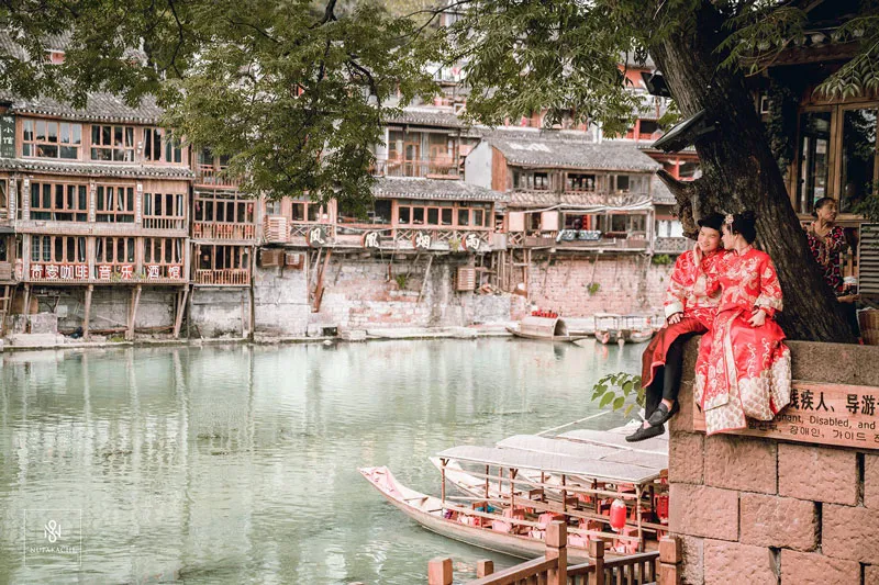 Cây cầu Vân Kiều huyền ảo trong sương sớm, hình ảnh những chiếc thuyền độc mộc trôi nhẹ trên sông Đà Giang