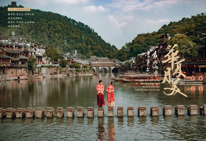 Kiến trúc độc đáo của cầu Phong Kiều với mái cong và nền đá trắng, nằm giữa khung cảnh núi rừng xanh tươi