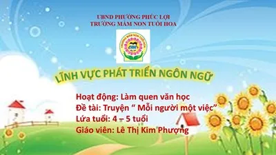 Trẻ em mẫu giáo tham gia hoạt động nhóm hoặc tương tác với bảng trình chiếu trong tiết học văn học