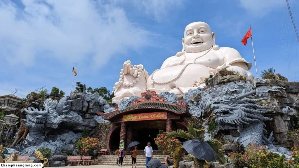 Tượng Phật Di Lặc khổng lồ, biểu tượng tâm linh quan trọng trên đỉnh Núi Cấm An Giang, gắn liền với sự tích Phật Thầy Tây An.